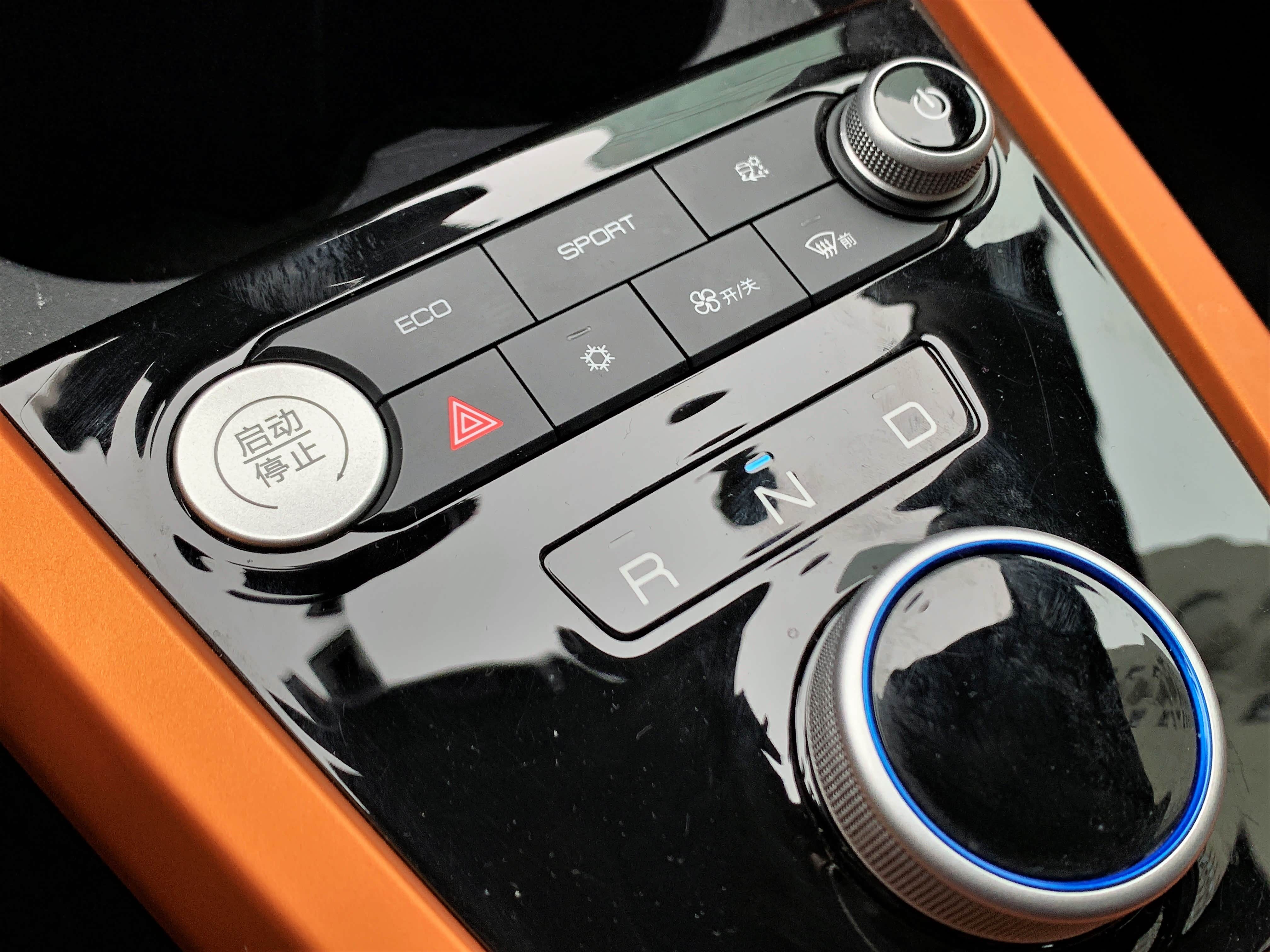 单速变速箱操作异常简单，平时就放在N档，向左旋是R档，向右旋是D档