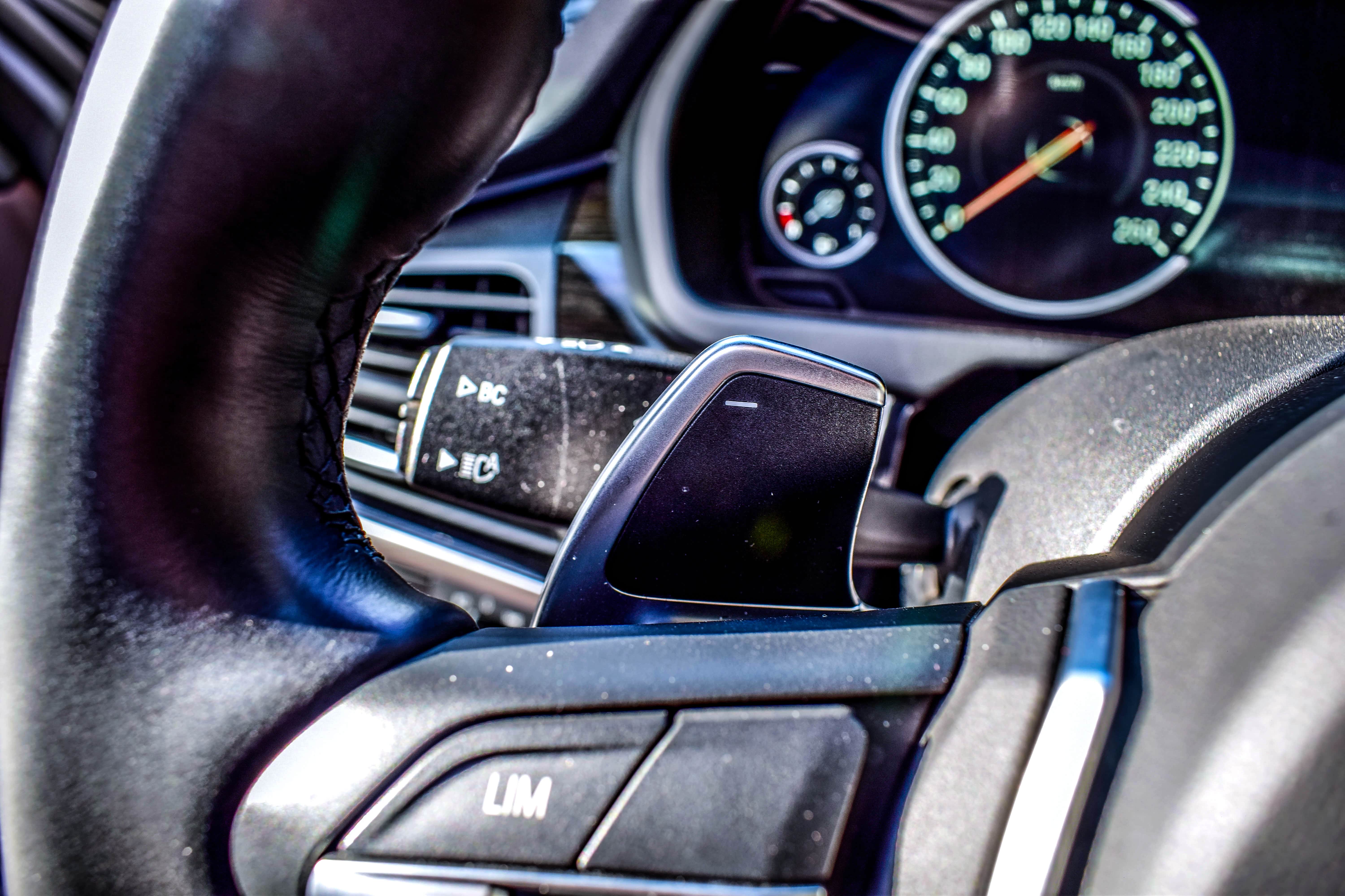 运动拨片，无论是在空旷的道路上，加速飞驰