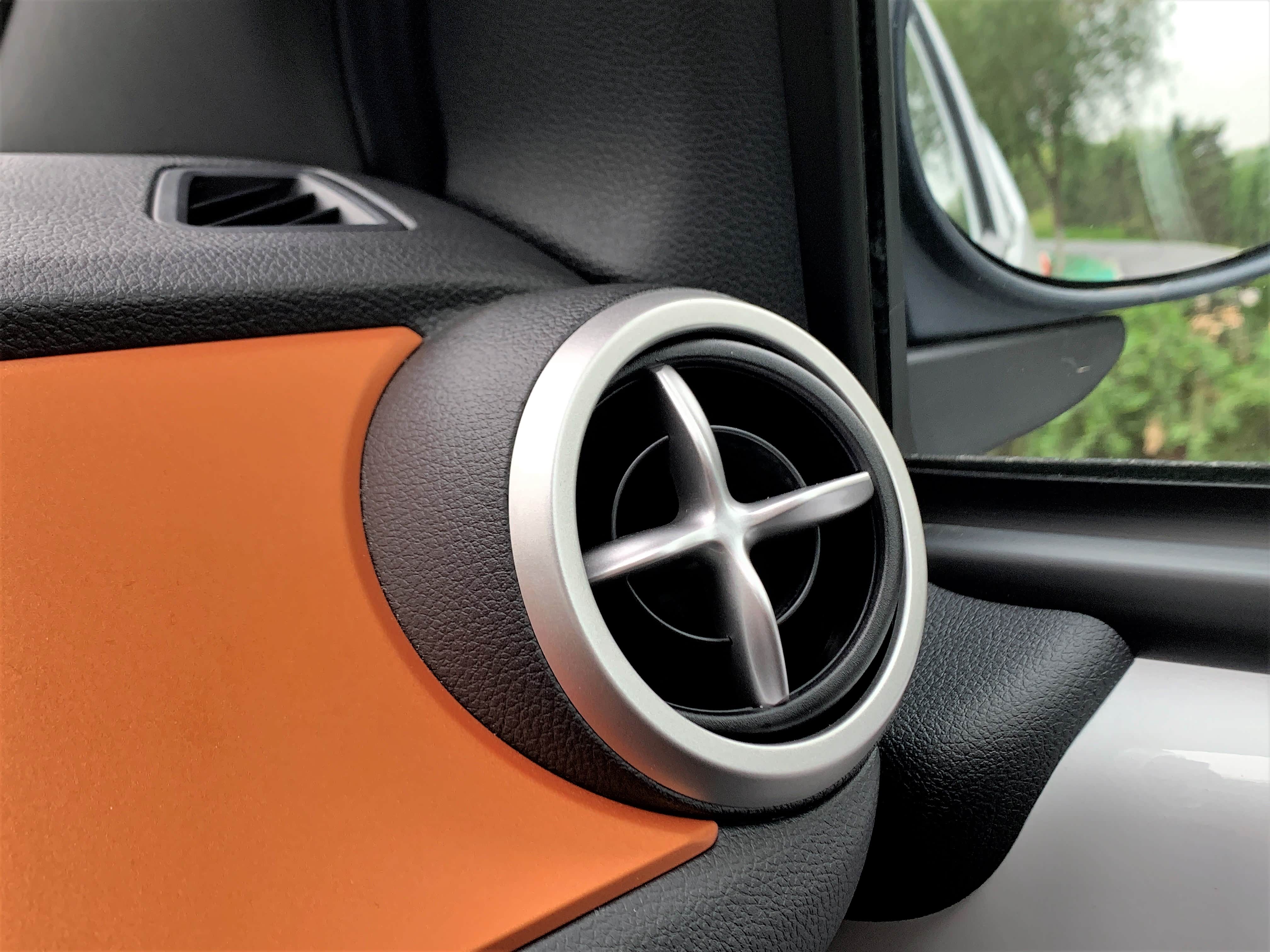 两侧的圆形“星辉”空调出风口挺有设计感，使用起来也很方便