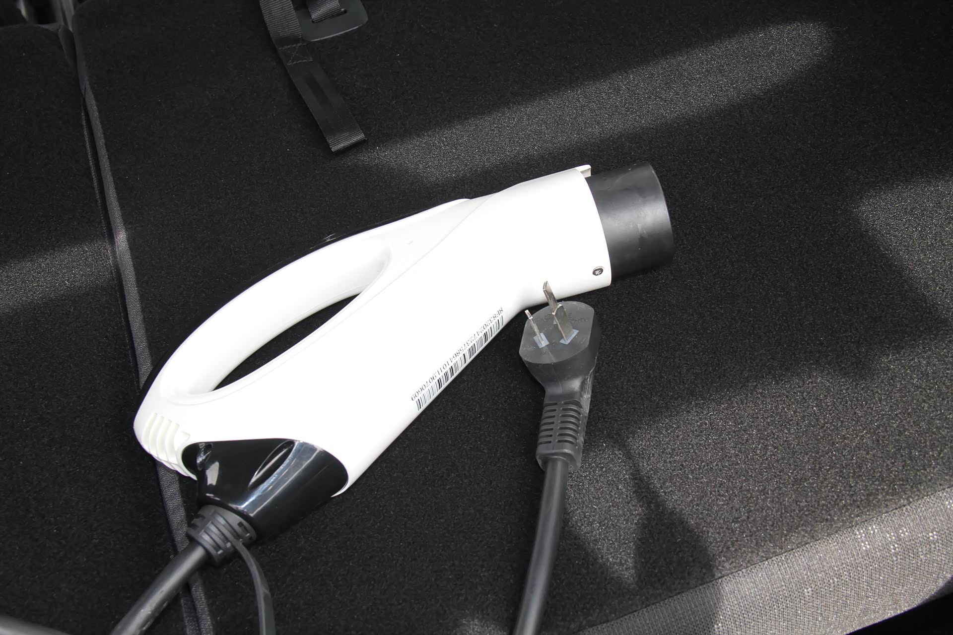 随车附送了充电枪，支持220V交流充电