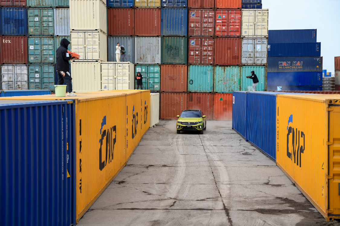 （图中道具为玩具模型）