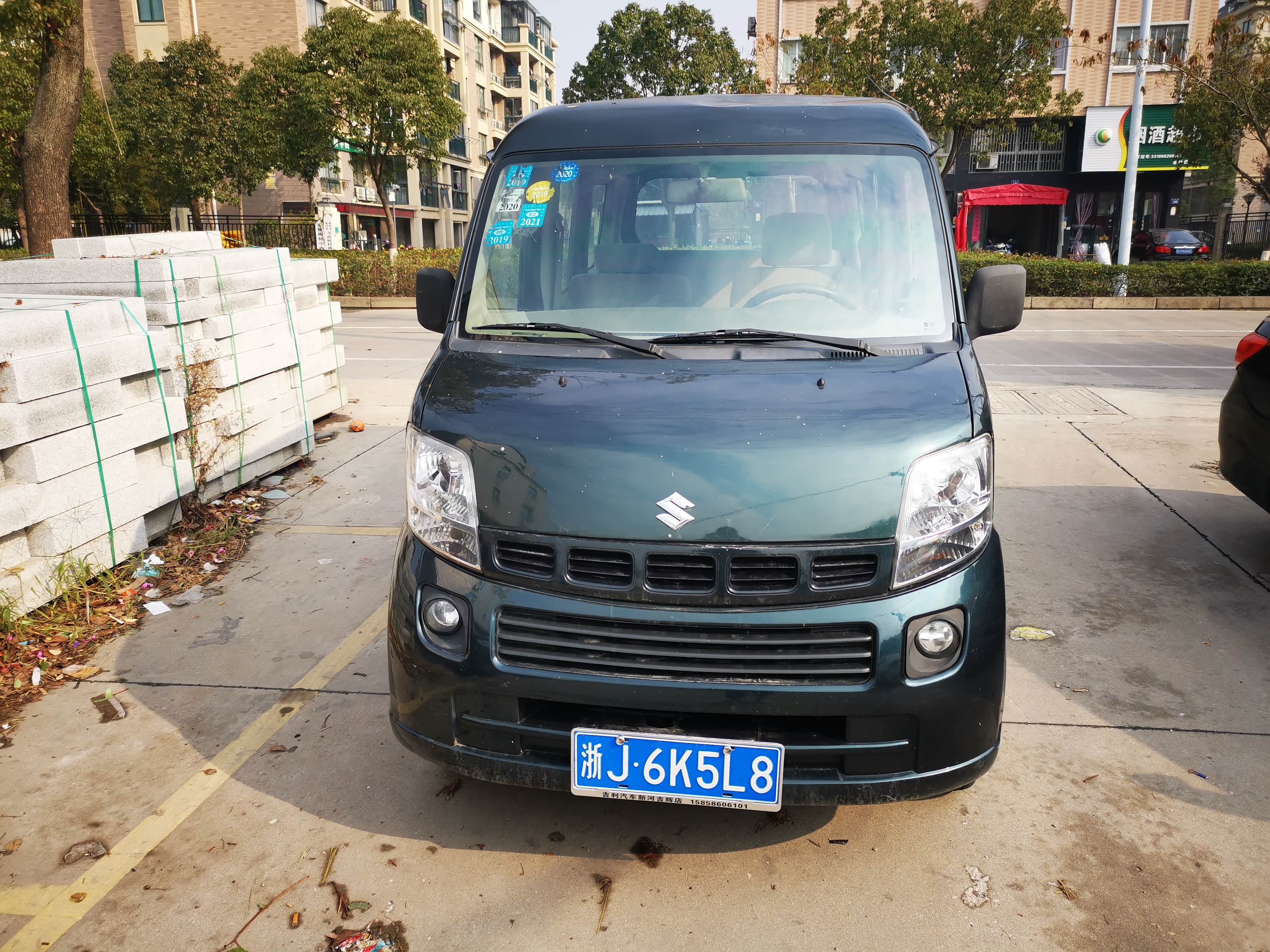 车顶的大坑看到了没