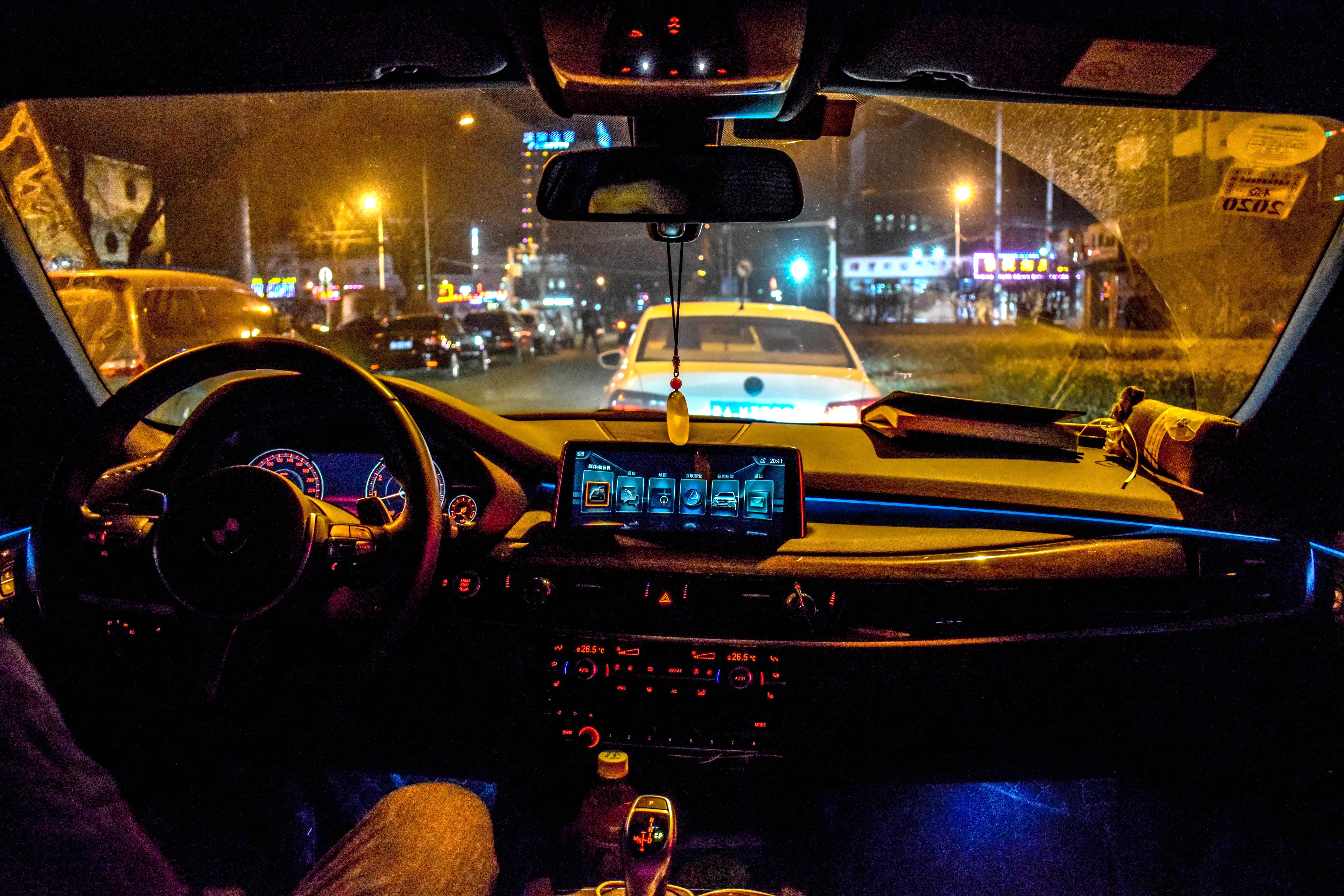夜晚的车内氛围灯，忙碌了一天的工作，可以缓解压。