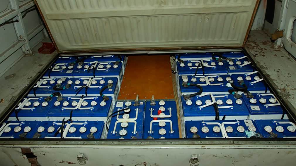 UAZ-3801电池位于车厢中部地板下