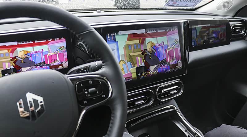 ▲ 三联屏模式：N挡下可用，屏幕显示同样内容