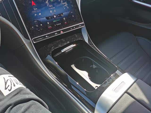 （中控储物空间如图）