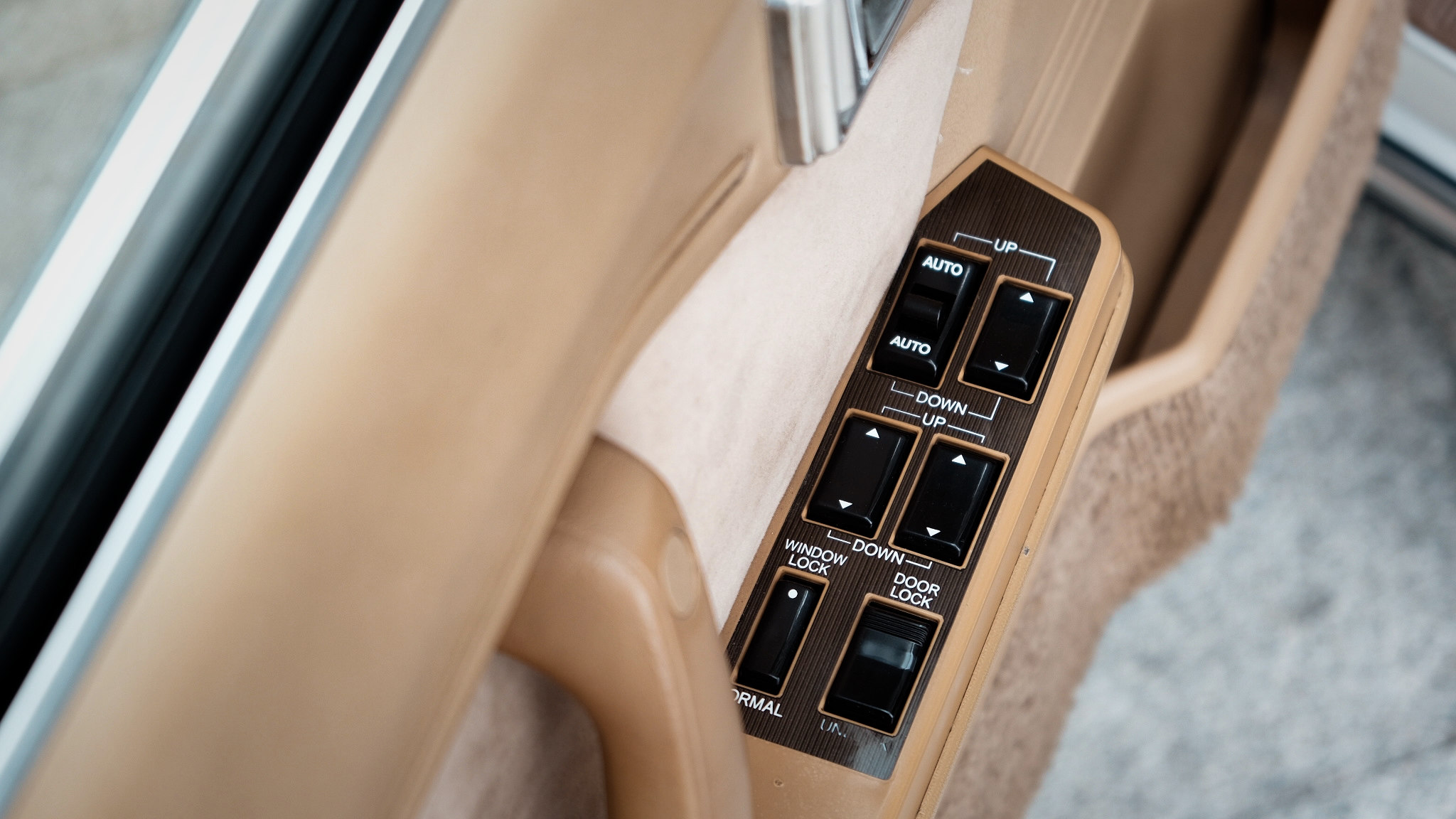 电动车窗，门板用料可以用铺张形容