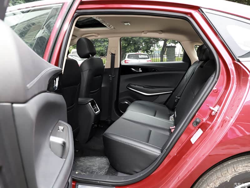 在后排的乘坐空间及舒适度上，锐程CC就明显比它们出色多了