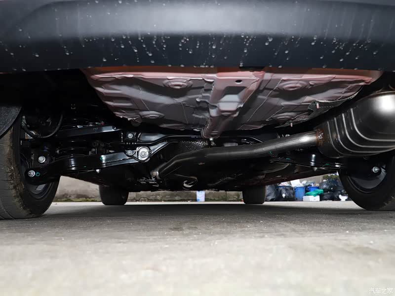 在相同价位的合资产品中绝大部分都是半独立悬挂，但锐程CC为前麦弗逊后多连杆式独立悬挂，调教也很到位