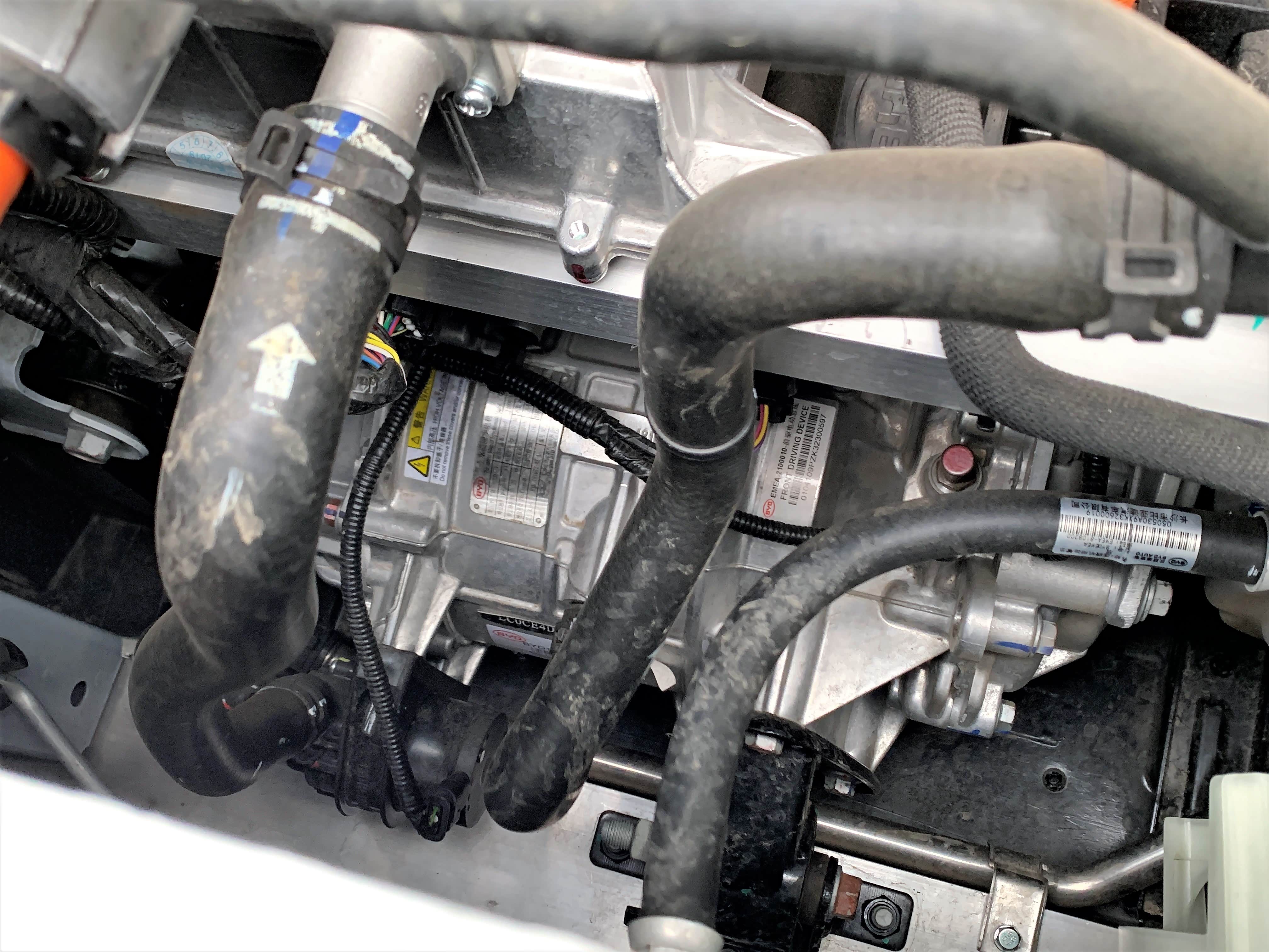 在e1车内，驱动电机部分布置在动力舱下部