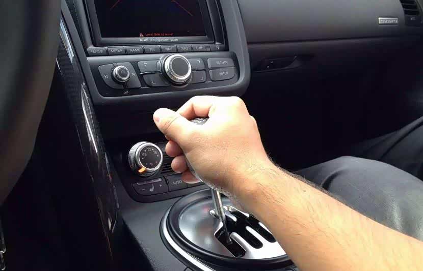 开手动挡,启动前要不要踩离合?老司机:搞错了毁车还危险