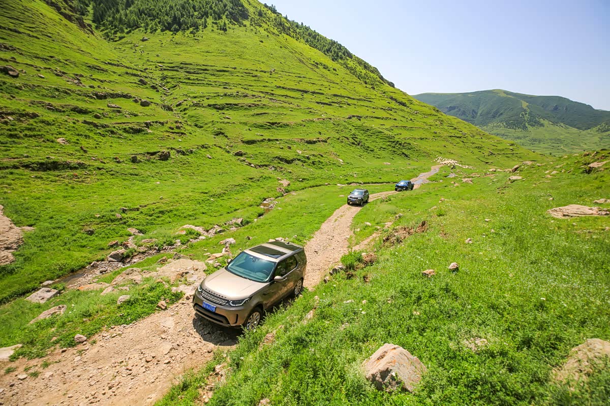 经过2个多小时行车，终于来到了山脚下