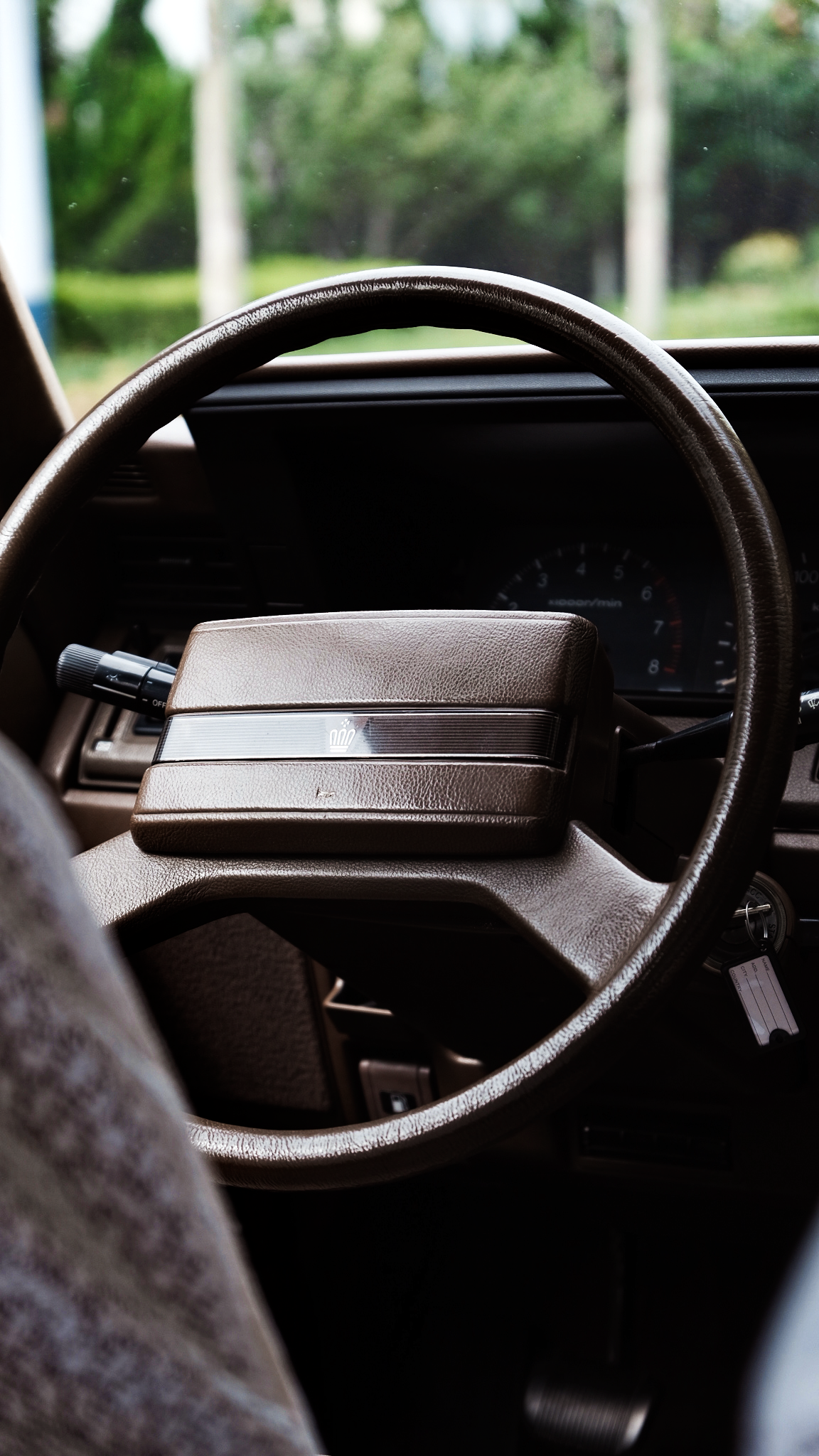 七代皇冠独有的方向盘，中间的装饰象征沉稳，高级