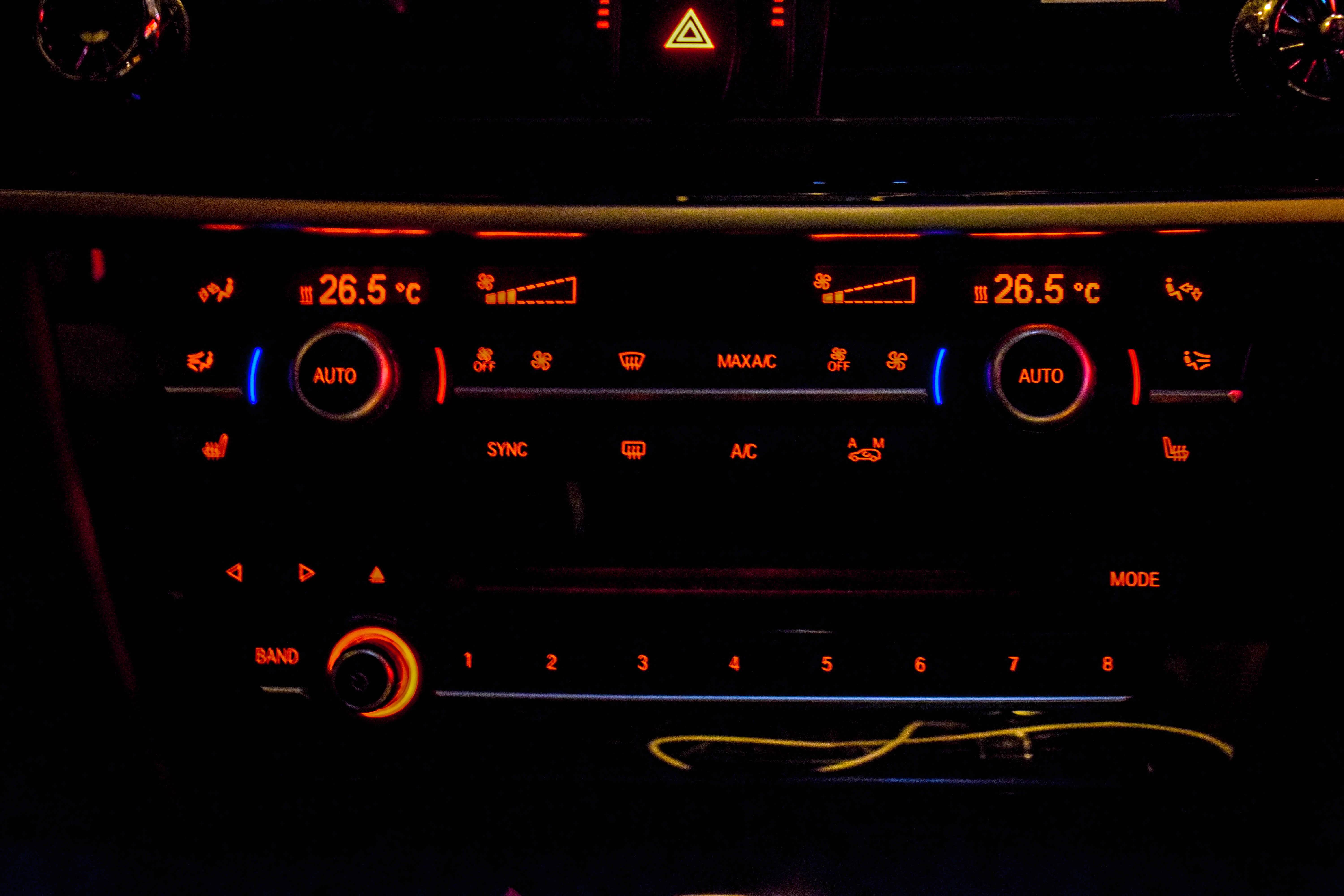 晚上的灯光红色很漂亮