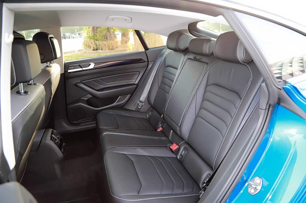 后座加热功能在大众 Arteon 330 TSI Elegance Premium以上的车型才配备