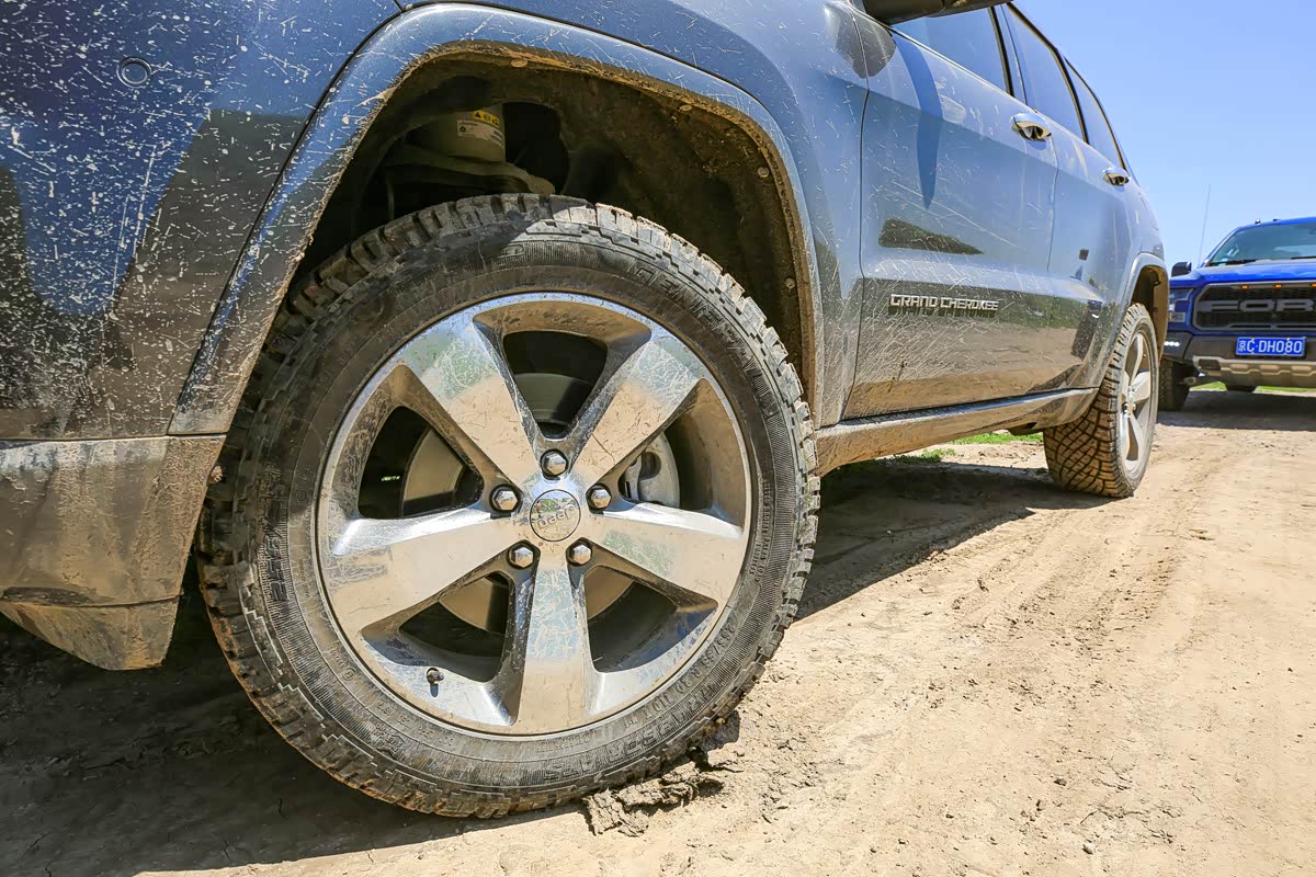 它搭载同属马牌旗下的将军轮胎，轮胎型号为AT5 尺寸同样为255/55 R20