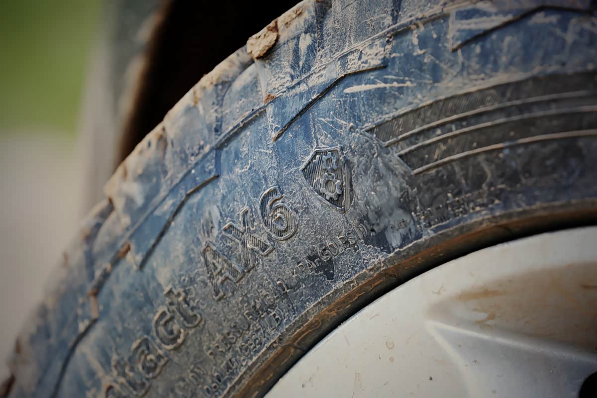 AX6上的齿轮的就好像标志着自己是能干粗活的轮胎