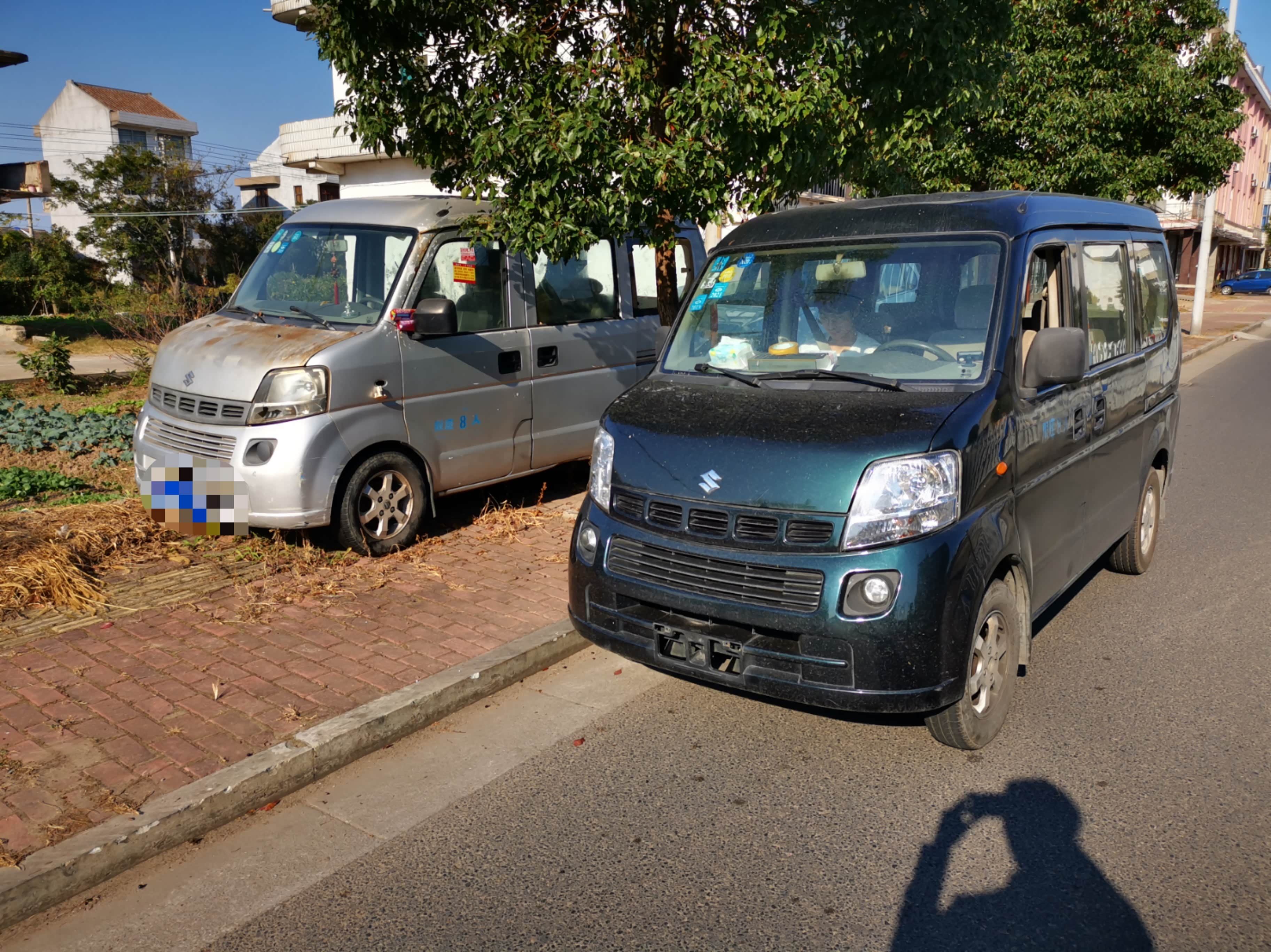 偶遇本地一台僵尸车，合个影