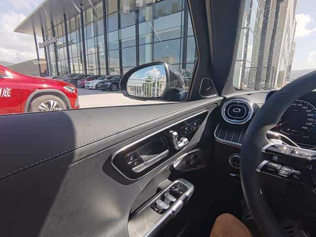 （驾驶视野不错，不过这张图其实是想表示经销商规模真的不小）