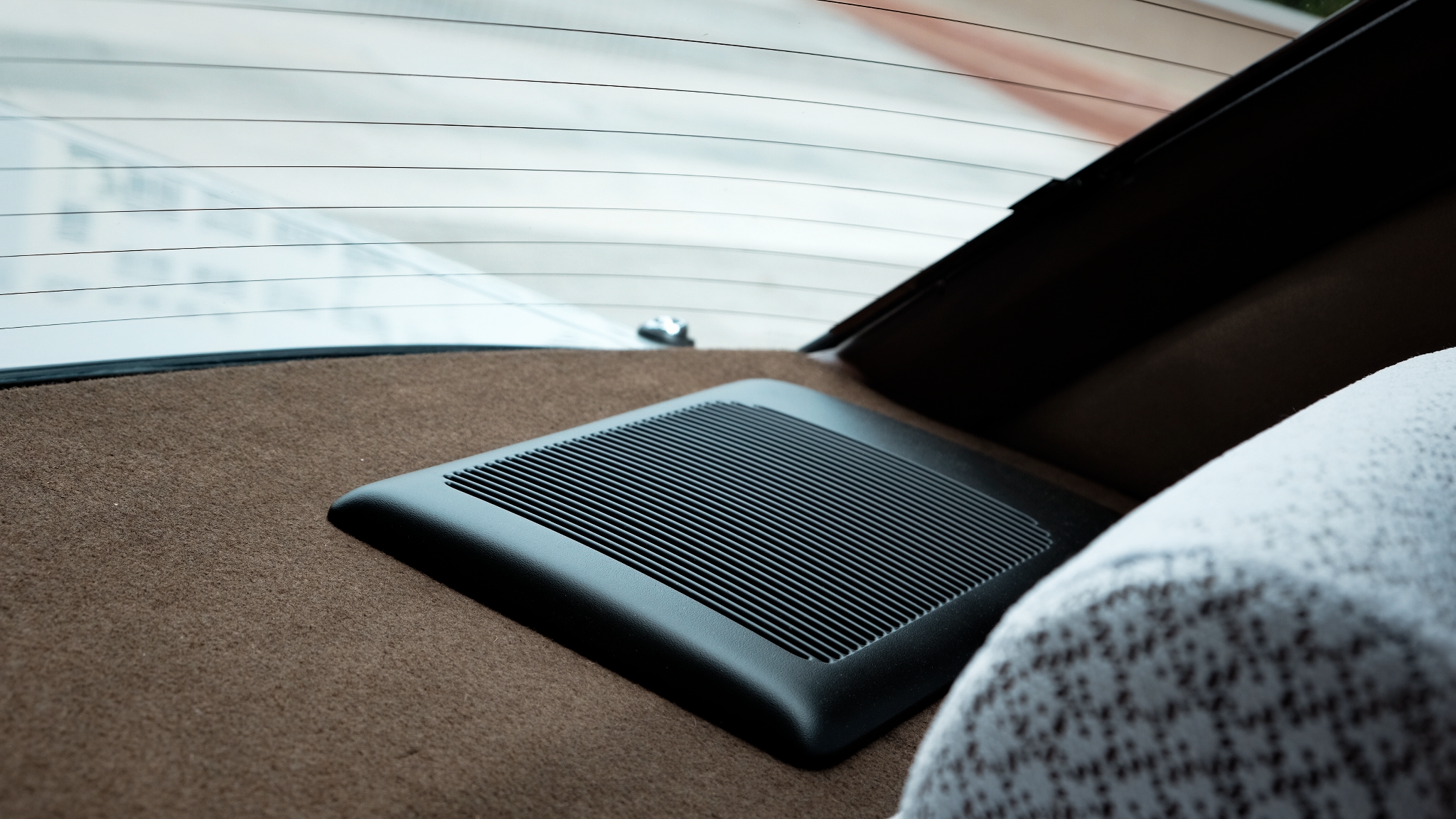 后排有音响，日本本土的高配车型音响旁边是冰箱