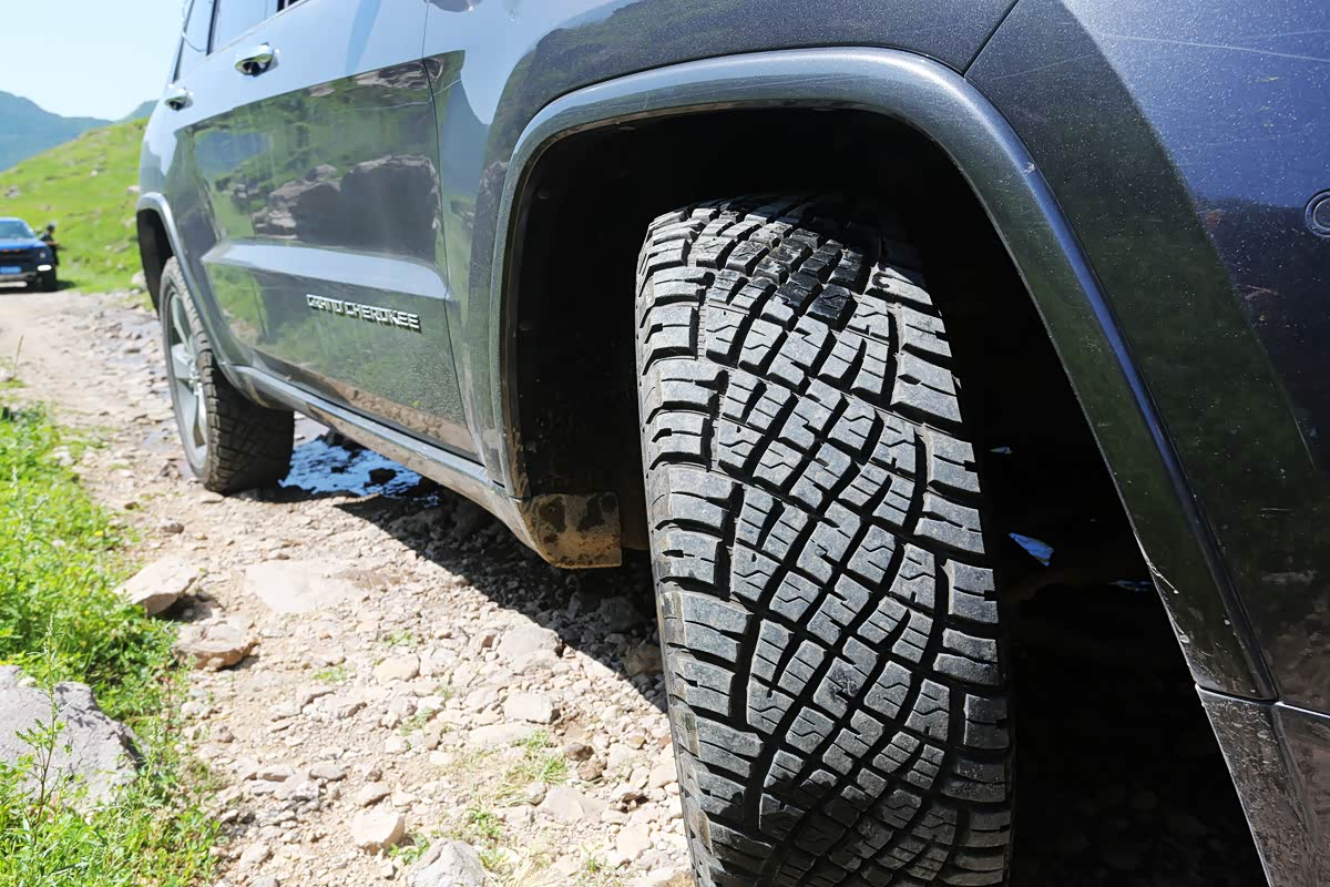 从花纹来看它更归属于硬派一些，这样的AT胎品牌不少，竞争也十分激烈