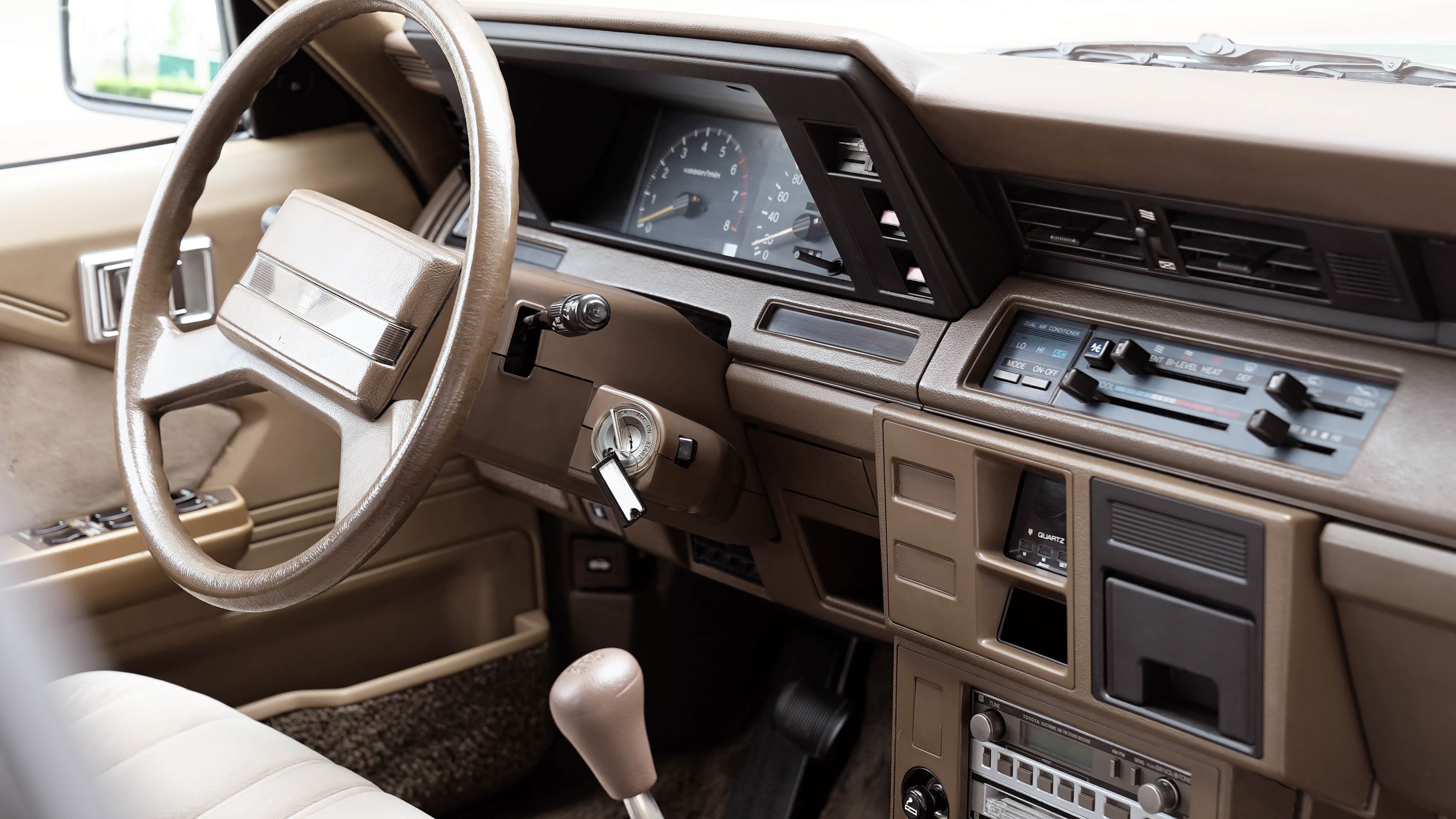 整个内饰为棕色配色，设计很简洁，变速箱是五速手动变速箱