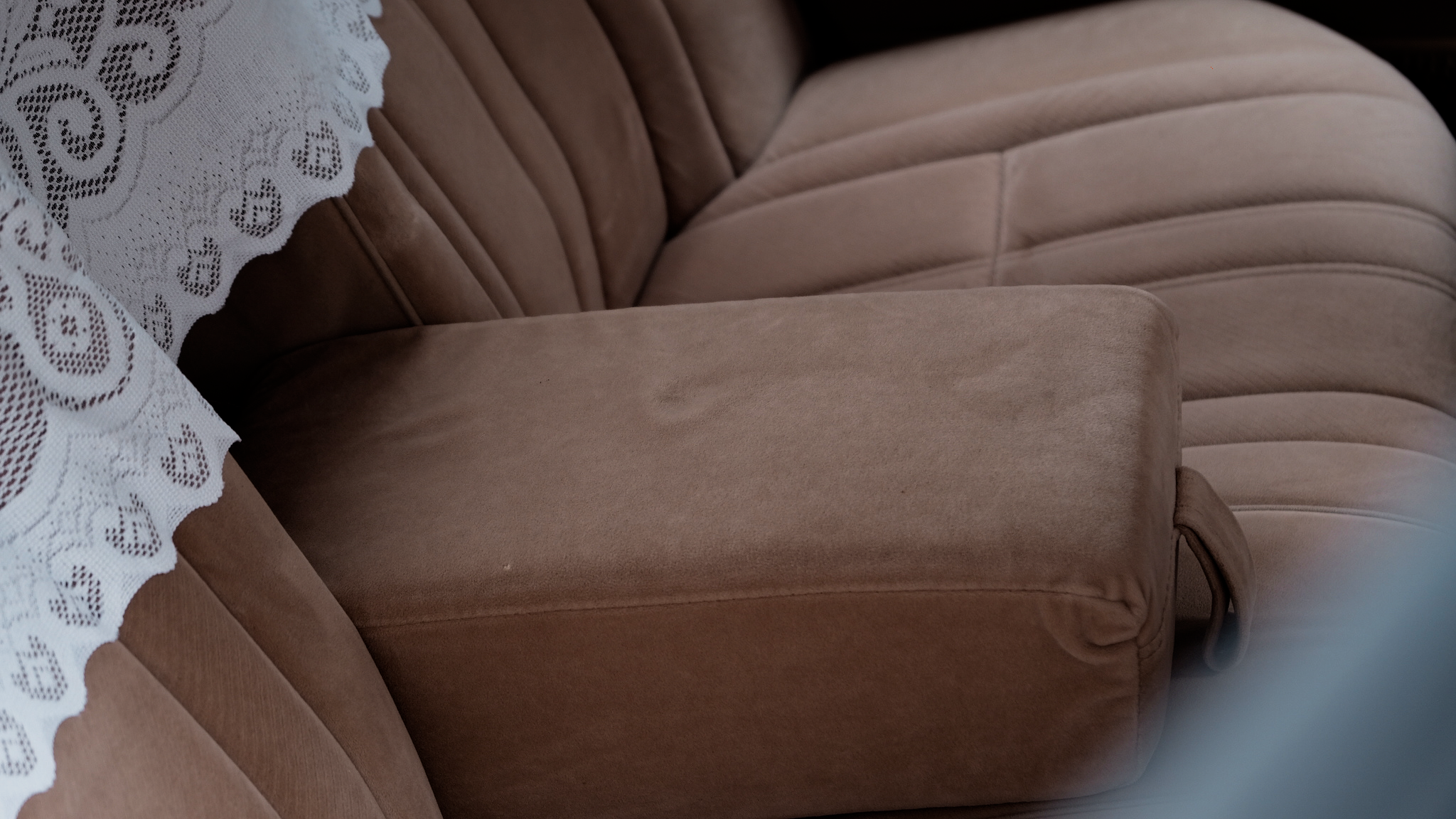 整个车内空间都是绒布包裹，质感很好