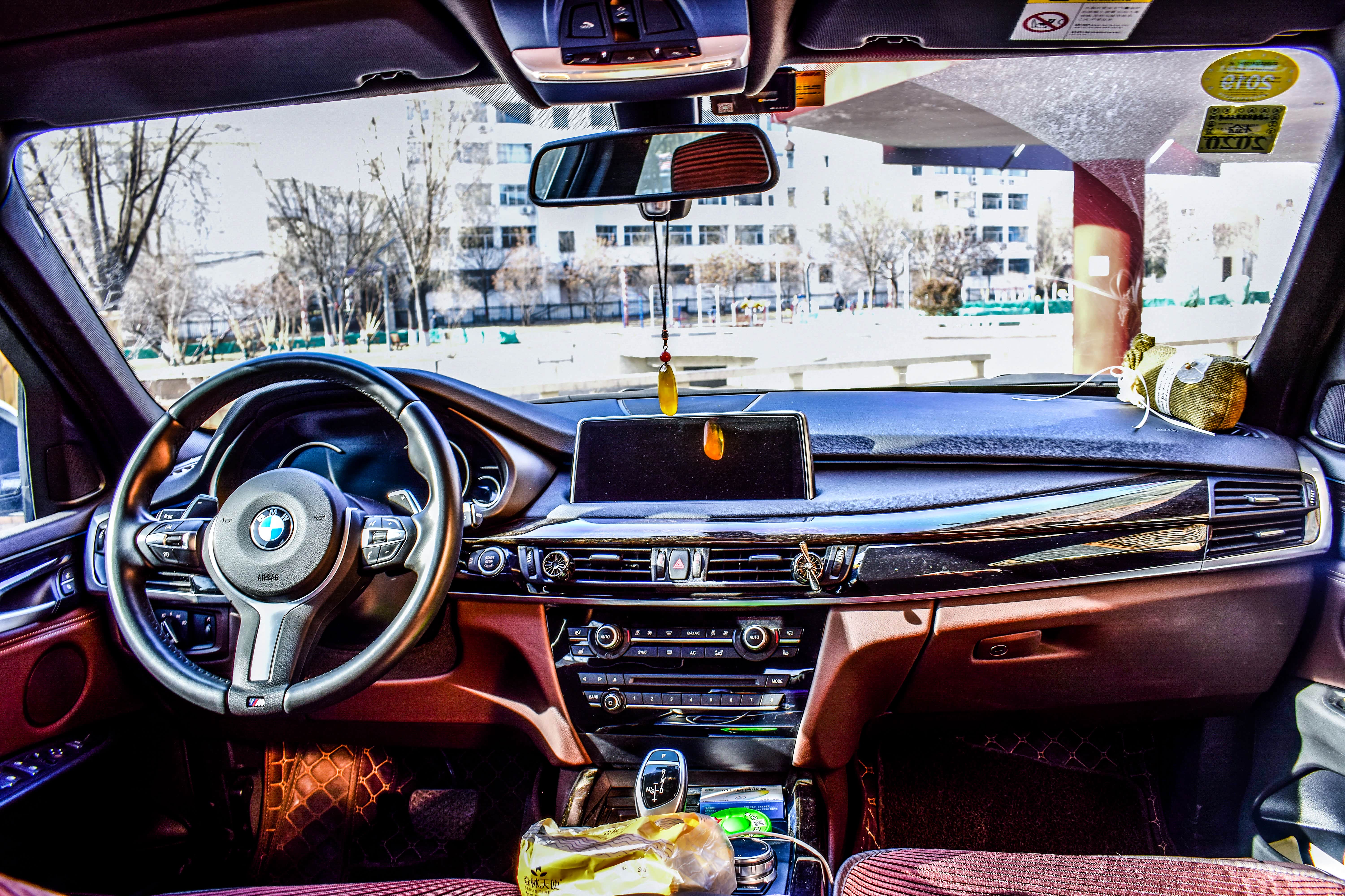 X5采用更高档装饰材质，除了驾驶仪表盘之外，整个控制台显得更低，增加了车内空间的明亮感，中央液晶显示