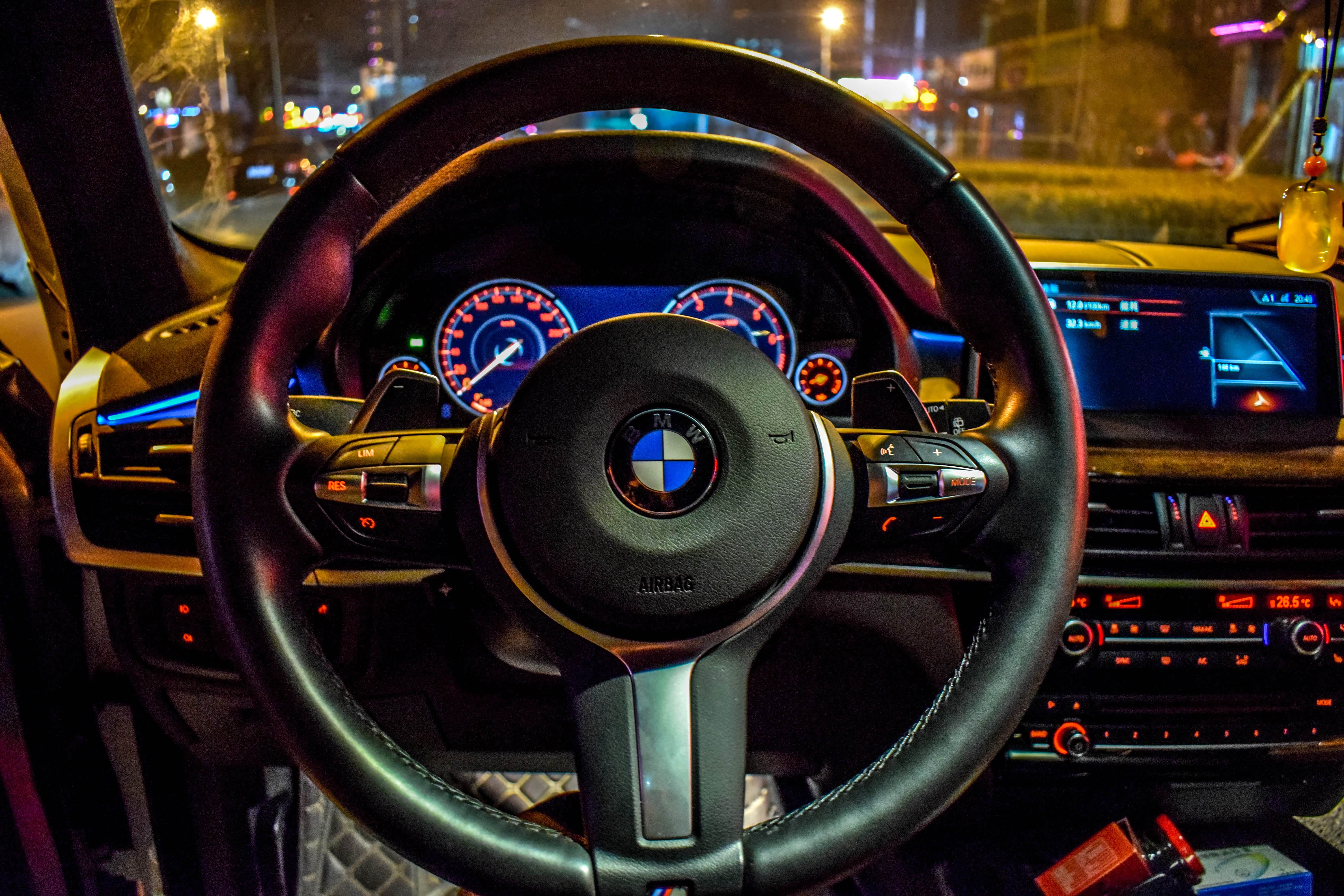 三幅式的方向盘