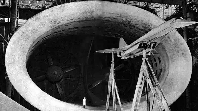 图为图-144模型正在进行风洞实验