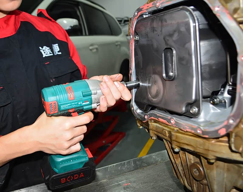 拆卸斯巴鲁森林人变速箱油滤网