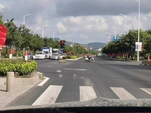 （HUD可显示的功能很多，清晰度也不错，倒是值得表扬）