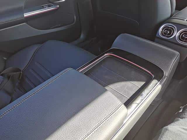 （高级的后排中央扶手，尊贵！）