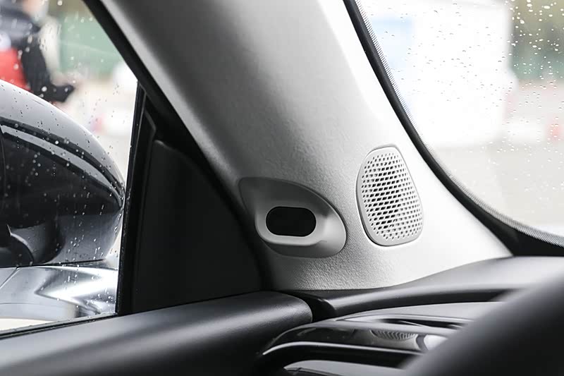 ▲ A柱后方：人脸监测摄像头