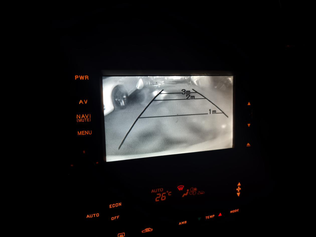 零几年的时候就已经有倒车影像了，只不过是黑白了，跟我们小时候看的电视一样，很怀旧复古。