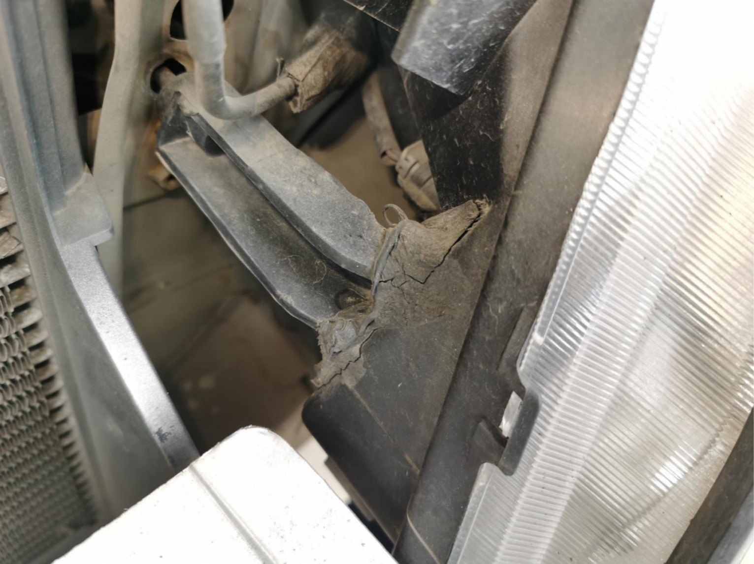 左前大灯灯脚断裂了，完全不影响使用。