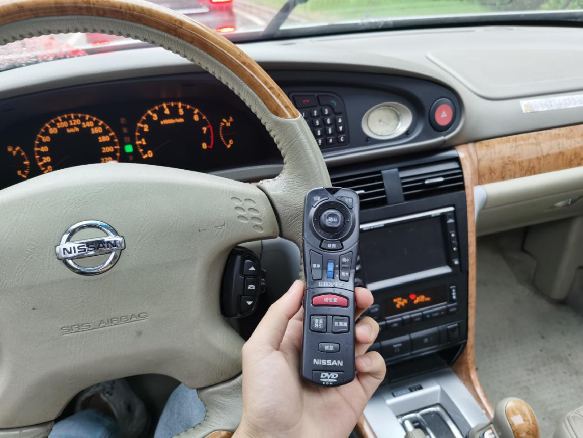 车辆还配有一个机头遥控，坐在后排也你轻松切换歌曲，调节音量  。