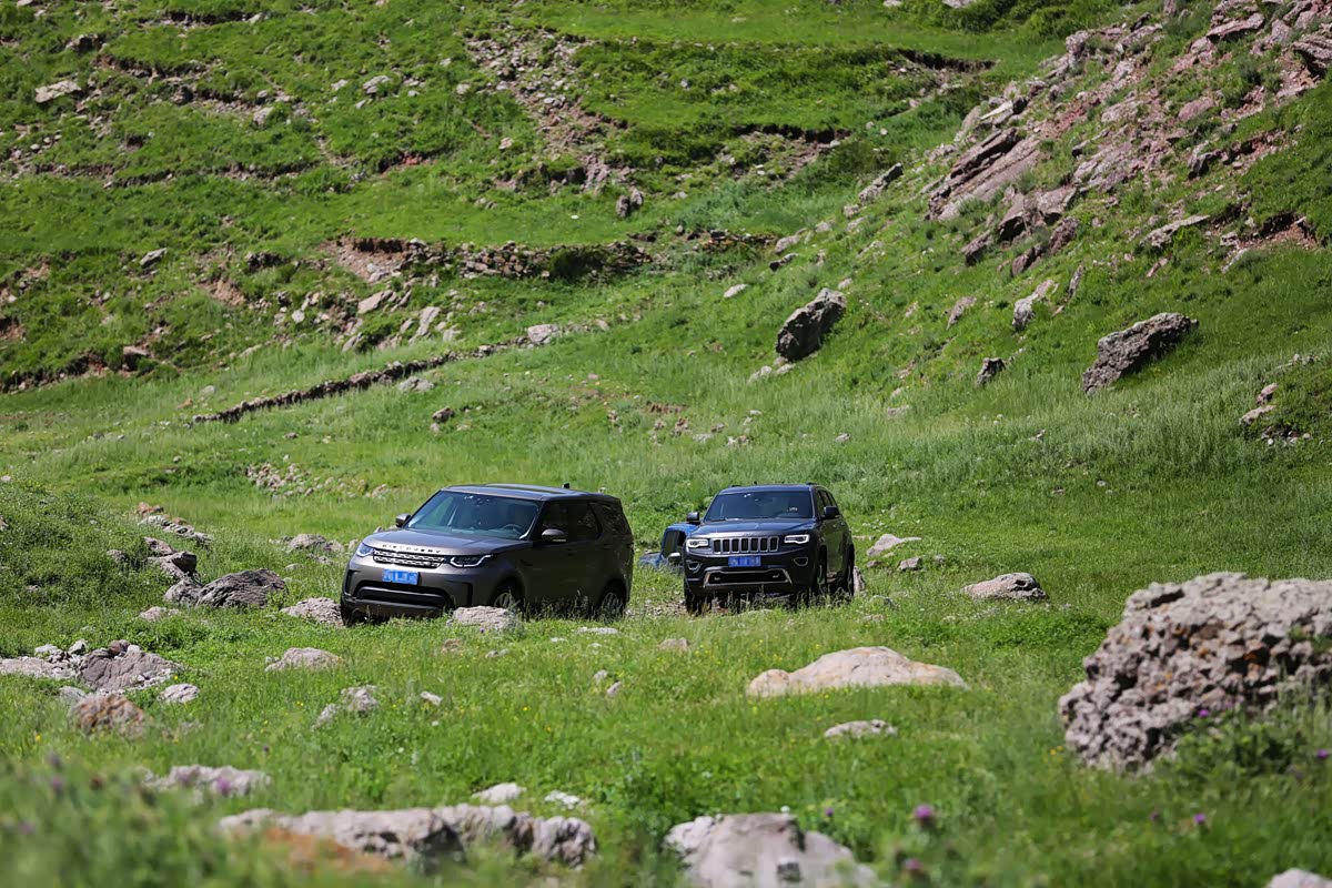 青山碧水之间发现与大切稳步向山顶进发