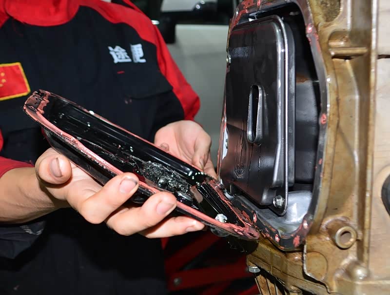 拆卸斯巴鲁森林人变速箱油底壳