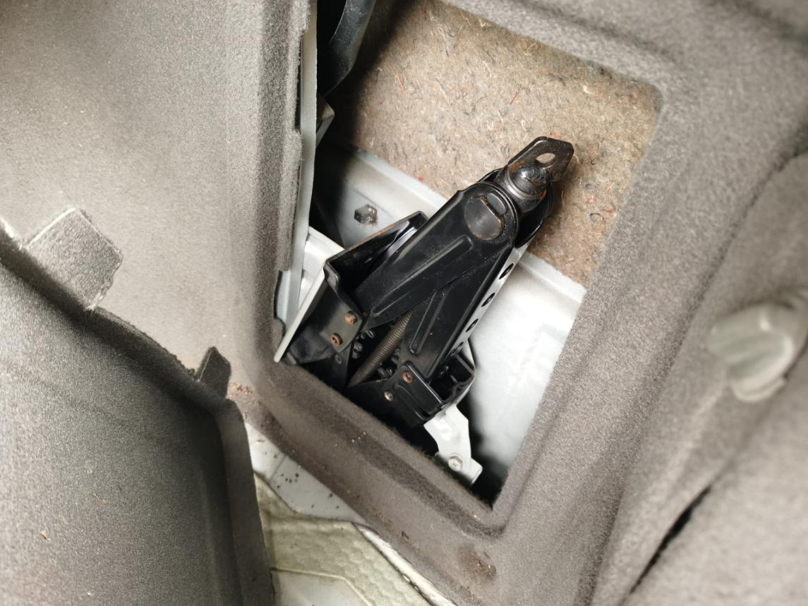 右边盖子打开是车辆的随车工具，千斤顶，轮胎套筒一应俱全。