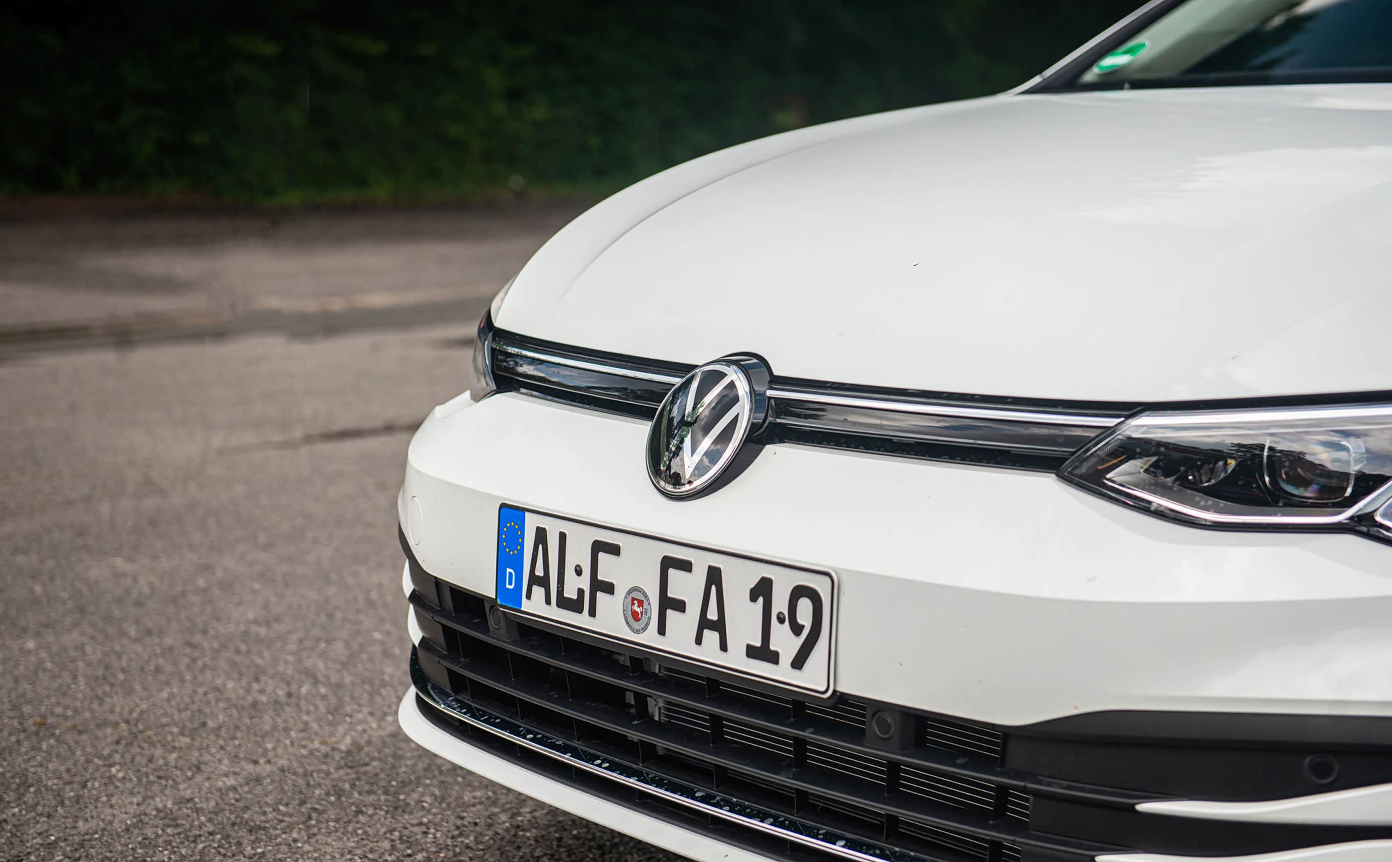 贯穿前脸的镀铬饰条未来会被LED灯带所替代，与日行灯连为一体