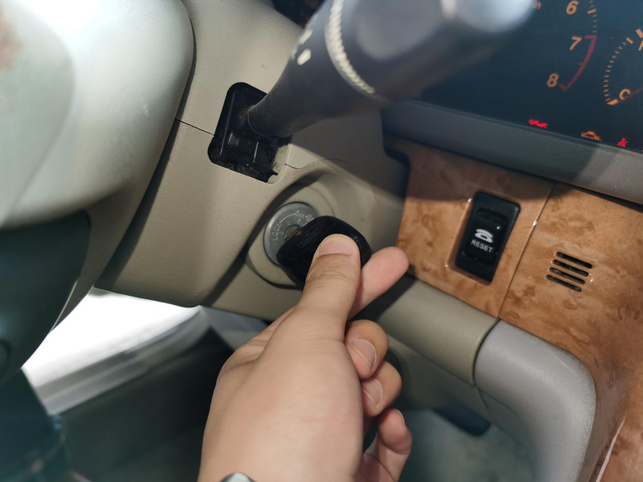 钥匙很有意思，直接拔是拔不下来的。