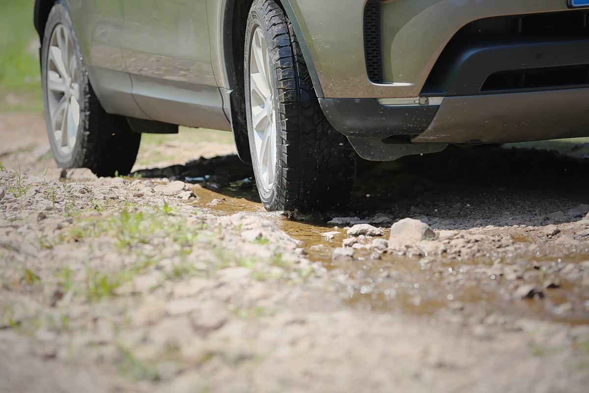 轮胎的花纹并不是很大，很多的小石子也不会夹在里面
