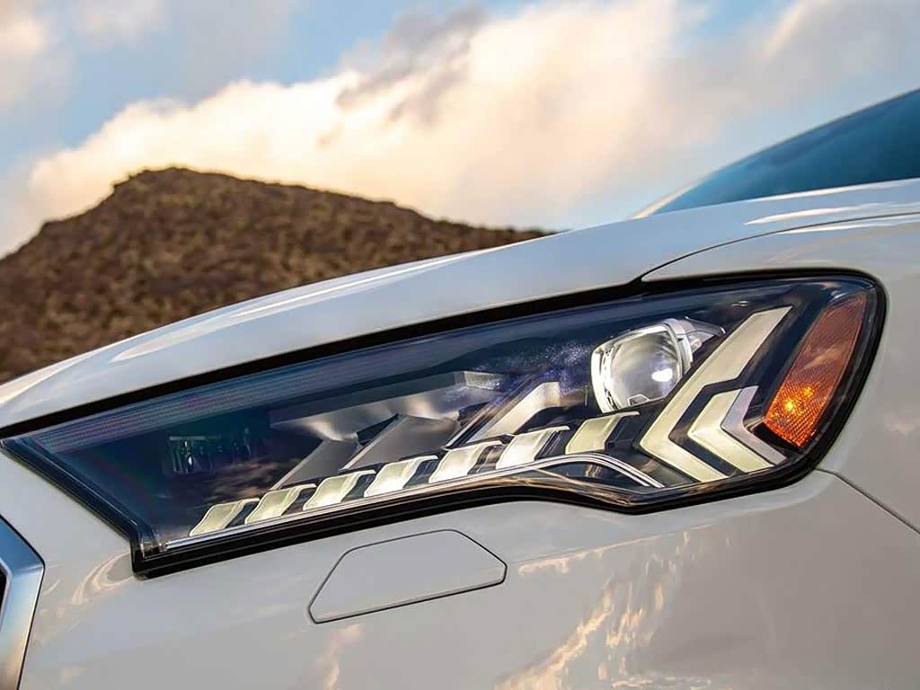 8风格相似，十分犀利。矩阵式led大灯也采用了新的设计灵感，科技感十足。