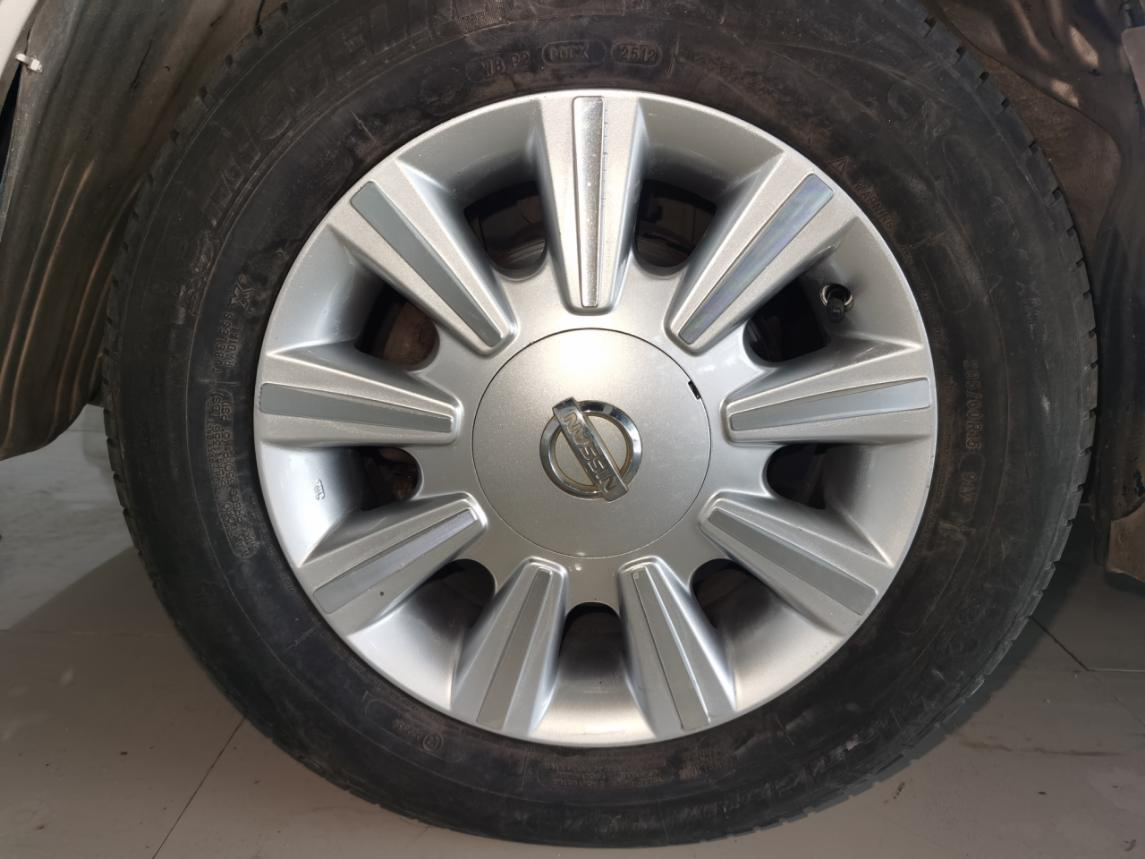 原厂外侧是拉丝的，翻新时也照做，一切基于原厂设计。