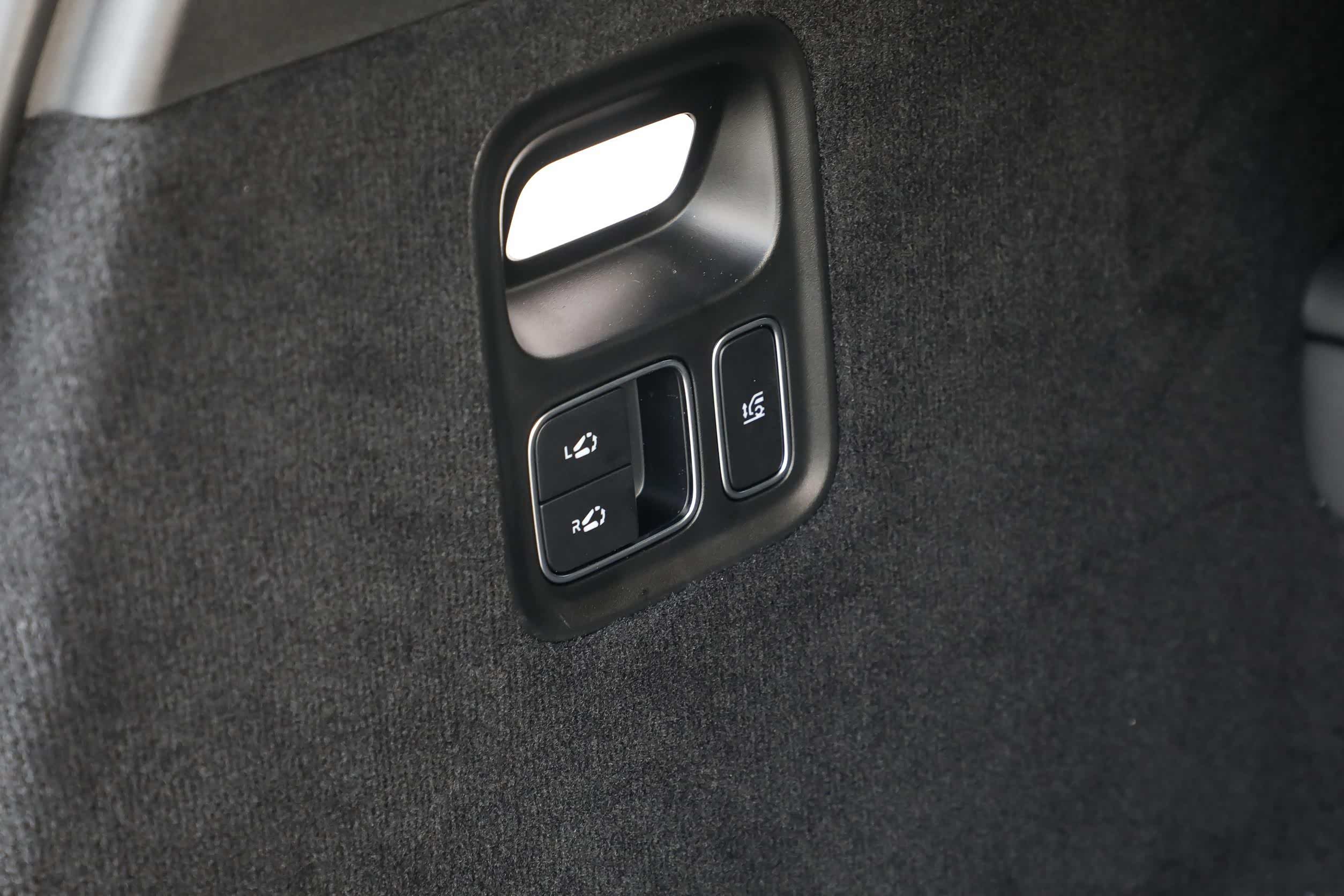 理想L8 第三排座椅电动放倒按键