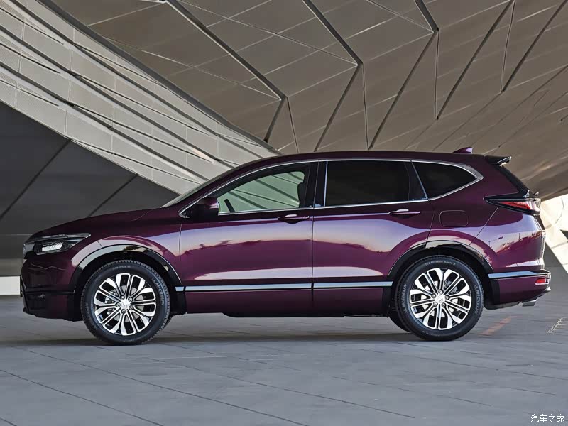 作为一款SUV，皓影既没有车顶行李架也没有车身下包围，就连离地间隙与普通家轿也相差不大，徒有虚名