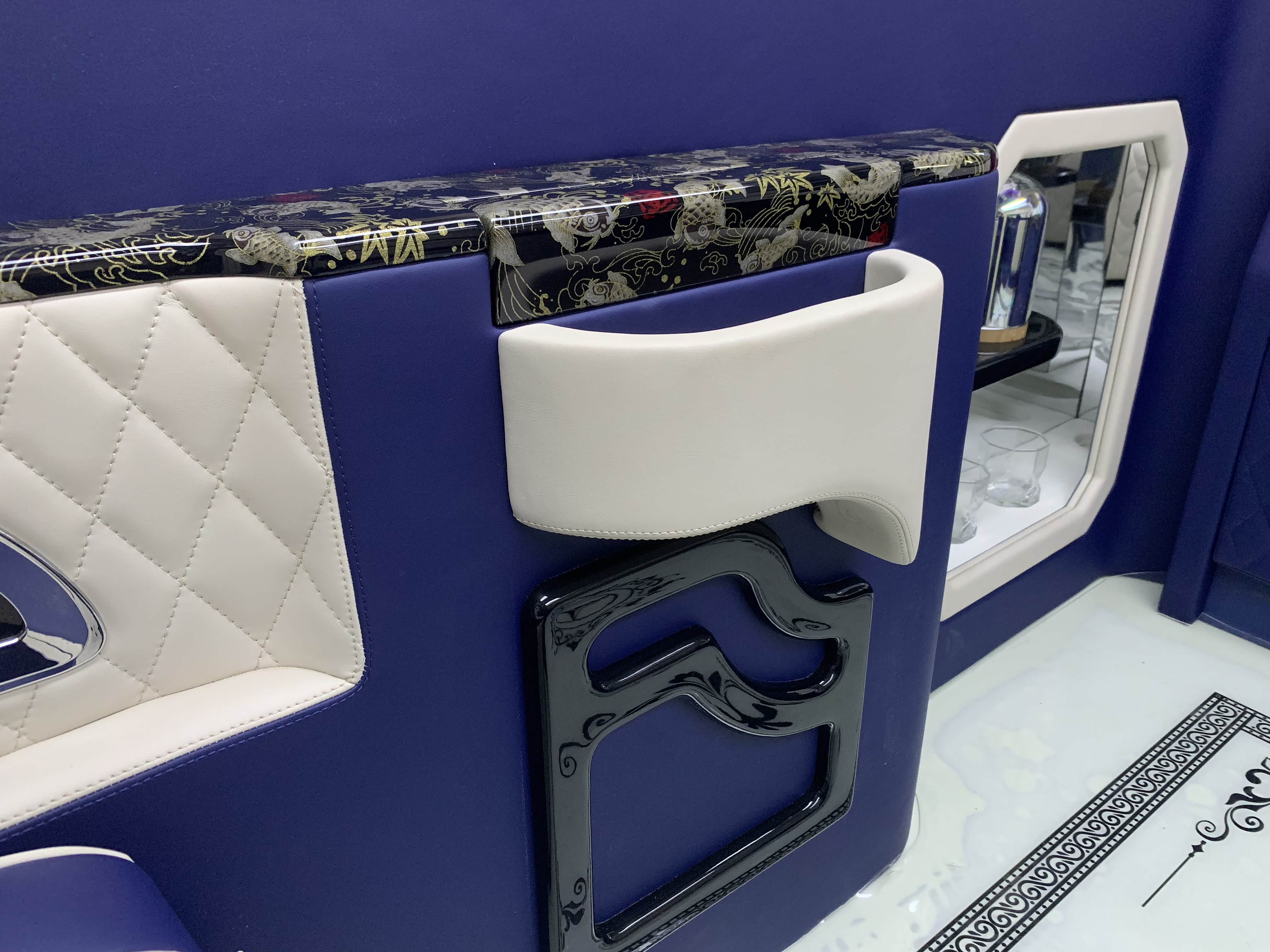 两侧小桌板收起来的状态