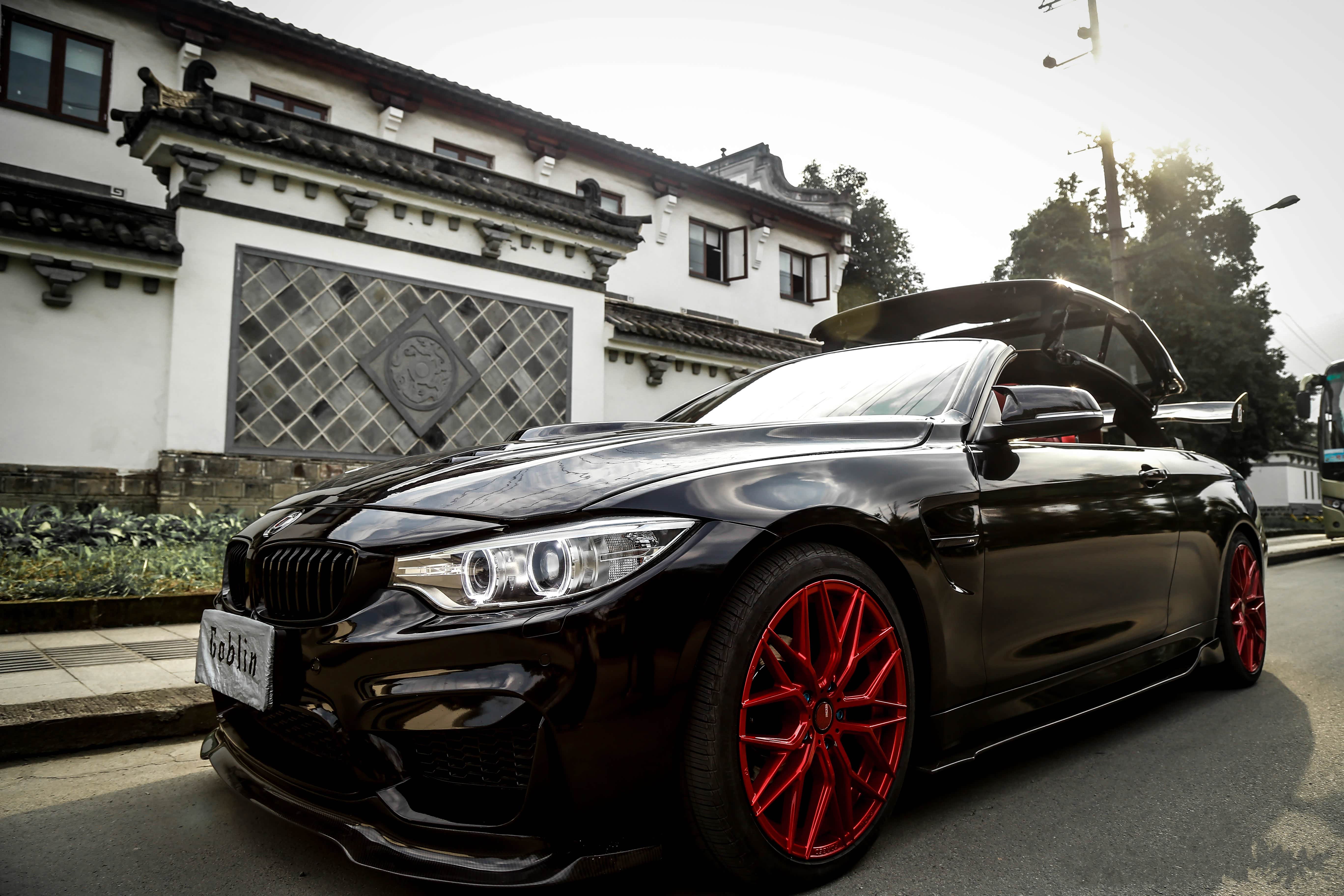 当时选装的红色内饰， 与后期改装的区别在于使用寿命，原厂的时候很长时间，色差较小。