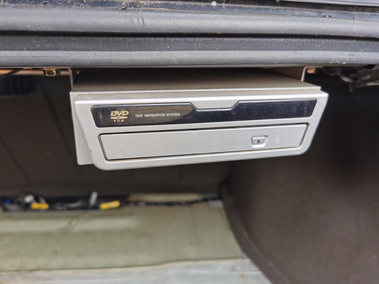 车辆的DVD在后备箱的上沿。